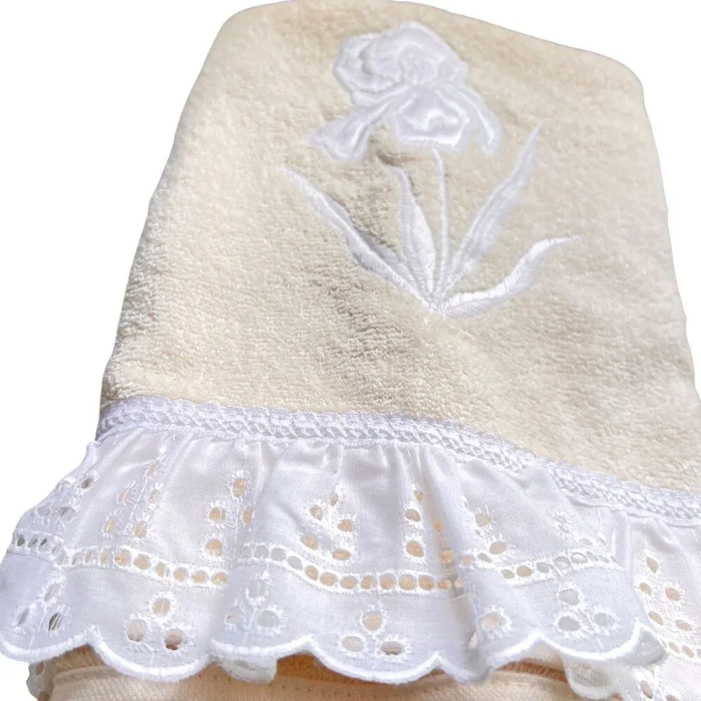 Vtg RA Briggs Embroidered Pastel Yellow Bath Towels Set of 2 Eyelet Trim USA - Picture 2 of 13